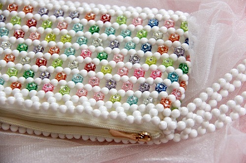 2月20日，在家手工加工掙錢，靈活就業(yè)串珠手工項目，手工之家是可靠的綜合手工平臺，圖為勵志珠珠繡串珠手工產(chǎn)品剪影