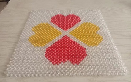 2月24日，帶回家做的手工項目，靈活就業(yè)串珠手工，手工之家對合作人員始終是以誠相待，圖為勵志珠珠繡串珠手工產(chǎn)品剪影