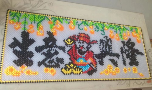 2月24日，帶回家做的手工項目，靈活就業(yè)串珠手工，手工之家對合作人員始終是以誠相待，圖為勵志珠珠繡串珠手工產(chǎn)品剪影