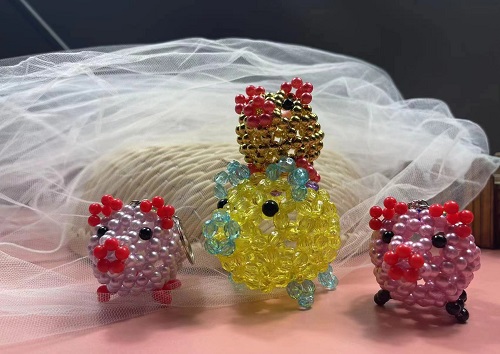 2月25日，手工項目拿回家做，正規(guī)廠家的手工，在手工之家對合作者平等公開不設(shè)限，銷售加工都是如此，圖為勵志珠珠繡串珠手工產(chǎn)品剪影