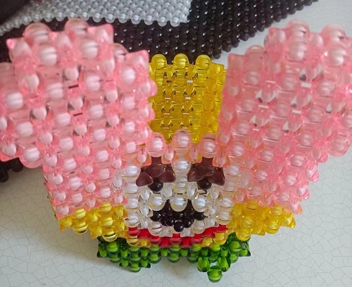 2月25日，手工項目拿回家做，正規(guī)廠家的手工，在手工之家對合作者平等公開不設(shè)限，銷售加工都是如此，圖為勵志珠珠繡串珠手工產(chǎn)品剪影