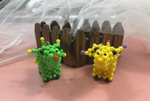 2月25日，手工項目拿回家做，正規(guī)廠家的手工，在手工之家對合作者平等公開不設(shè)限，銷售加工都是如此，圖為勵志珠珠繡串珠手工產(chǎn)品剪影