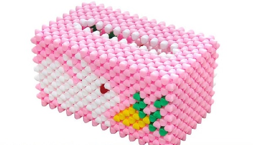 2月28日，拿回家做的手工項目，長期穩(wěn)定的純手工，手工之家加工銷售，相互補充、互相成就，只會讓收入更好，圖為勵志珠珠繡串珠手工產(chǎn)品剪影