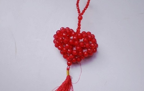 3月7日，在家做手工副業(yè)掙錢，想接正規(guī)廠家的手工項(xiàng)目，嚴(yán)把質(zhì)量關(guān)，對大家和手工之家要求一致，圖為勵志珠珠繡串珠手工產(chǎn)品剪影