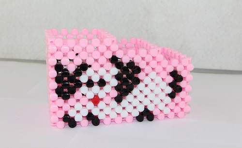 3月10日，居家副業(yè)項(xiàng)目，帶回家做的手工項(xiàng)目，良好的產(chǎn)品和服務(wù)始終是手工之家發(fā)展的法寶，圖為勵(lì)志珠珠繡串珠手工產(chǎn)品剪影