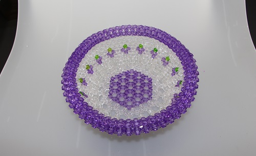 3月12日，靈活就業(yè)副業(yè)，正規(guī)串珠手工加工項目，邊做加工邊做銷售為什么受歡迎，圖為勵志珠珠繡串珠手工產(chǎn)品剪影