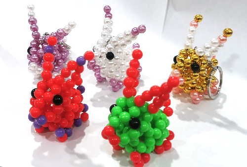 3月15日，拿回家做的手工副業(yè)，手工加工回收項(xiàng)目，在手工之家掙錢沒有季節(jié)性困擾，圖為勵志珠珠繡串珠手工產(chǎn)品剪影