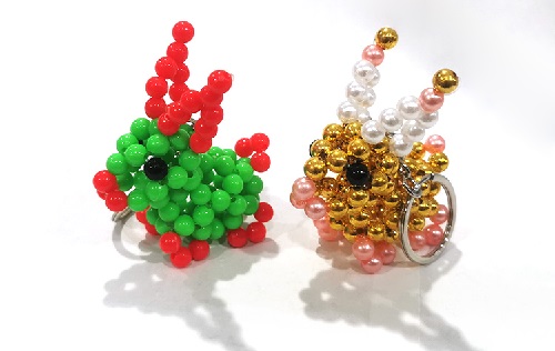 3月15日，拿回家做的手工副業(yè)，手工加工回收項(xiàng)目，在手工之家掙錢沒有季節(jié)性困擾，圖為勵志珠珠繡串珠手工產(chǎn)品剪影