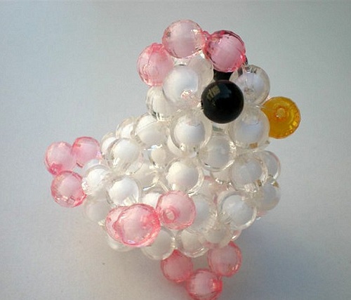 3月16日，手工好副業(yè)，想接正規(guī)廠家的手工，在手工之家要掙錢，加工看效率、銷售看客流，圖為勵(lì)志珠珠繡串珠手工產(chǎn)品剪影