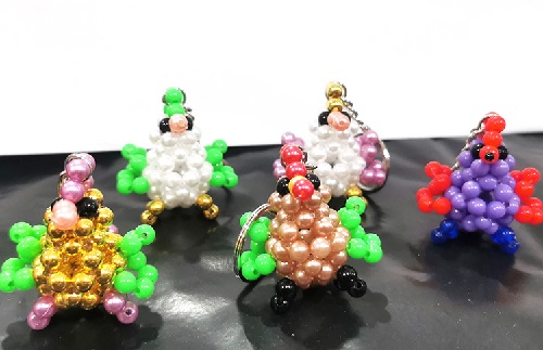 3月17日，在家做手工副業(yè)掙錢，靈活就業(yè)的手工副業(yè)，手工之家的純手工項(xiàng)目，加工容易、銷售也容易，圖為勵(lì)志珠珠繡串珠手工產(chǎn)品剪影