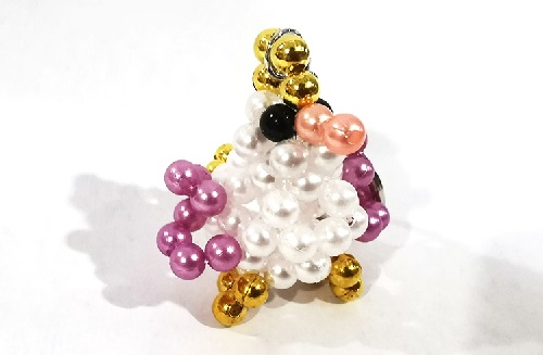 3月17日，在家做手工副業(yè)掙錢，靈活就業(yè)的手工副業(yè)，手工之家的純手工項(xiàng)目，加工容易、銷售也容易，圖為勵(lì)志珠珠繡串珠手工產(chǎn)品剪影