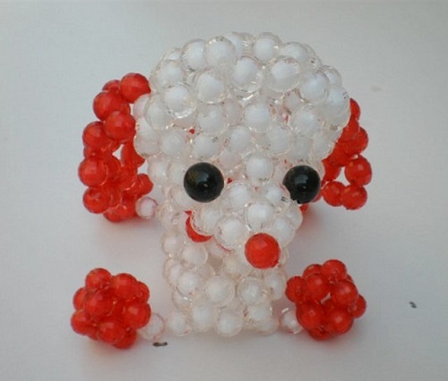 3月18日，想做手工副業(yè)掙錢，帶回家做的手工項目，在手工之家，心中有目標、手上有行動、口袋有收入，圖為勵志珠珠繡串珠手工產(chǎn)品剪影