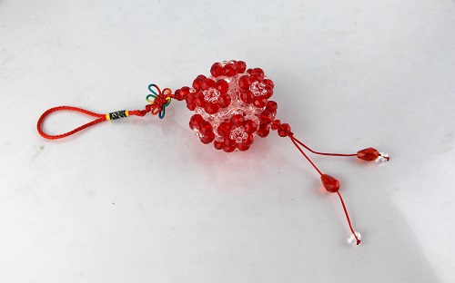 3月20日，穩(wěn)定可靠的手工副業(yè)，靈活就業(yè)做手工掙錢，在手工之家如何辦理合作，圖為勵志珠珠繡串珠手工產(chǎn)品剪影