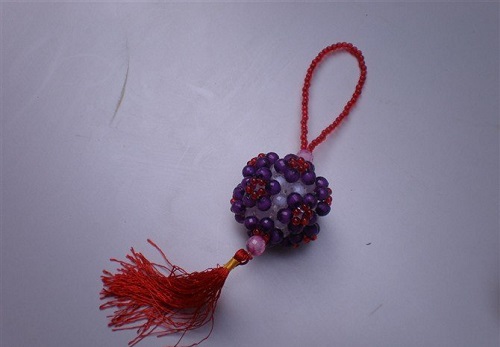 3月20日，穩(wěn)定可靠的手工副業(yè)，靈活就業(yè)做手工掙錢，在手工之家如何辦理合作，圖為勵志珠珠繡串珠手工產(chǎn)品剪影