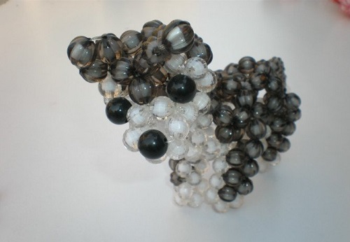 3月22日，在家做手工副業(yè)，可以拿回家做的手工項目，與老手工平臺手工之家合作，渠道有很多，圖為勵志珠珠繡串珠手工產(chǎn)品剪影