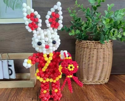 3月23日，居家靈活就業(yè)副業(yè)，在家做手工掙錢，付出可以有更好的收獲，在手工之家如何做到，圖為勵志珠珠繡串珠手工產(chǎn)品剪影