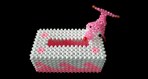 3月24日，拿回家做的手工項目，在家做的好副業(yè)，讓合作者有個好收入，就是手工之家對手工事業(yè)的追求和努力，圖為勵志珠珠繡串珠手工產(chǎn)品剪影