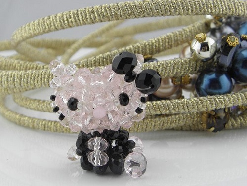 3月26日，帶回家做的手工項(xiàng)目，在家做手工靈活就業(yè)創(chuàng)業(yè)，做手工之家的手工項(xiàng)目加工、銷售有技巧，圖為勵(lì)志珠珠繡串珠手工產(chǎn)品剪影