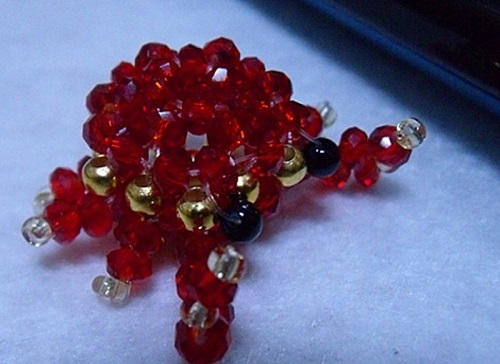 3月30日，開飾品加工廠，居家靈活就業(yè)創(chuàng)業(yè)好副業(yè)，找正規(guī)廠家的手工項目，在手工之家通過手工掙錢的方式很多，圖為勵志珠珠繡串珠手工產(chǎn)品剪影