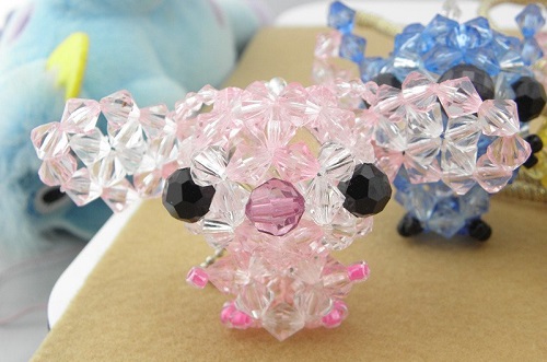 4月2日，想接正規(guī)廠家的手工項(xiàng)目，放心在家做手工副業(yè)，與手工之家合作，我可以嗎？有啥要求？圖為勵(lì)志珠珠繡串珠手工產(chǎn)品剪影