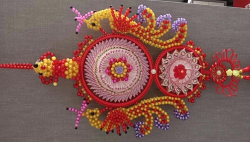 4月3日，手工加工回收項(xiàng)目，居家靈活就業(yè)創(chuàng)業(yè)好副業(yè)，手工之家的服務(wù)好是指哪些方面，圖為勵(lì)志珠珠繡串珠手工產(chǎn)品剪影