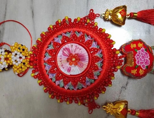 4月3日，手工加工回收項(xiàng)目，居家靈活就業(yè)創(chuàng)業(yè)好副業(yè)，手工之家的服務(wù)好是指哪些方面，圖為勵(lì)志珠珠繡串珠手工產(chǎn)品剪影