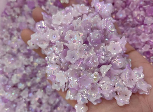 4月4日，帶回家做的手工項目，在家做的手工好副業(yè)，在手工之家，純手工項目的優(yōu)勢在哪兒，圖為勵志珠珠繡串珠手工產品剪影