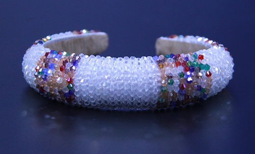 4月8日，帶回家做的手工項(xiàng)目，足不出戶掙錢的好副業(yè)，手工之家的純手工產(chǎn)品怎么樣？圖為勵(lì)志珠珠繡串珠手工產(chǎn)品剪影