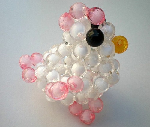 4月11日，正規(guī)可靠的手工副業(yè)，想接正規(guī)廠家的手工項(xiàng)目，在手工之家合作共贏，要注意抓重點(diǎn)，圖為勵(lì)志珠珠繡串珠手工產(chǎn)品剪影