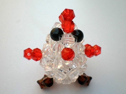 4月11日，正規(guī)可靠的手工副業(yè)，想接正規(guī)廠家的手工項(xiàng)目，在手工之家合作共贏，要注意抓重點(diǎn)，圖為勵(lì)志珠珠繡串珠手工產(chǎn)品剪影