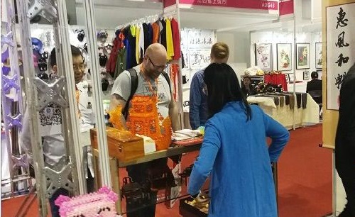 成品銷售新形態(tài)·移動潮品店，手工之家是這樣做的