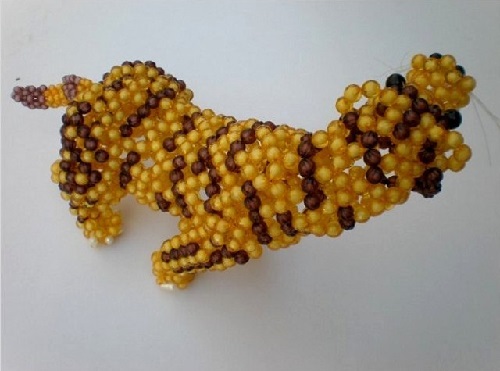 4月12日，帶回家做的手工項(xiàng)目，在家做手工掙錢，實(shí)地考察與線上合作，該怎樣選，圖為勵(lì)志珠珠繡串珠手工產(chǎn)品剪影