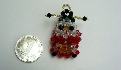 4月15日，手工加工回收項(xiàng)目，在家做手工靈活就業(yè)，在手工之家與家人一起做，如何分工，圖為勵(lì)志珠珠繡串珠手工產(chǎn)品剪影