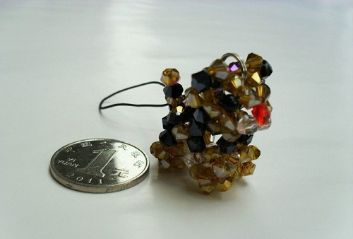 4月15日，手工加工回收項(xiàng)目，在家做手工靈活就業(yè)，在手工之家與家人一起做，如何分工，圖為勵(lì)志珠珠繡串珠手工產(chǎn)品剪影