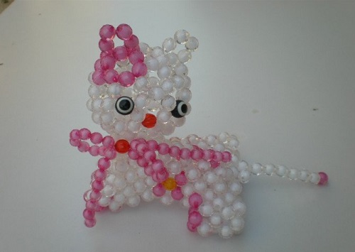 4月17日，手工加工回收項(xiàng)目，在家做手工靈活就業(yè)，在手工之家，會(huì)認(rèn)識(shí)很多居家掙錢的朋友，圖為勵(lì)志珠珠繡串珠手工產(chǎn)品剪影