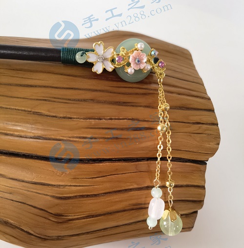 4月18日，想接正規(guī)廠家的手工項(xiàng)目，在家通過手工靈活就業(yè)，在手工之家如何咨詢、如何申請(qǐng)合作，圖為勵(lì)志珠珠繡串珠手工產(chǎn)品剪影