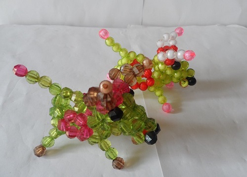 4月19日，手工外發(fā)加工正規(guī)廠家，農(nóng)村手工加工副業(yè)靈活就業(yè)，在手工之家，加工有樣品、銷售供產(chǎn)品，圖為勵志珠珠繡串珠手工產(chǎn)品剪影