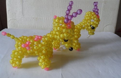 4月19日，手工外發(fā)加工正規(guī)廠家，農(nóng)村手工加工副業(yè)靈活就業(yè)，在手工之家，加工有樣品、銷售供產(chǎn)品，圖為勵志珠珠繡串珠手工產(chǎn)品剪影