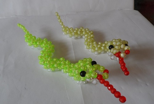 4月19日，手工外發(fā)加工正規(guī)廠家，農(nóng)村手工加工副業(yè)靈活就業(yè)，在手工之家，加工有樣品、銷售供產(chǎn)品，圖為勵志珠珠繡串珠手工產(chǎn)品剪影