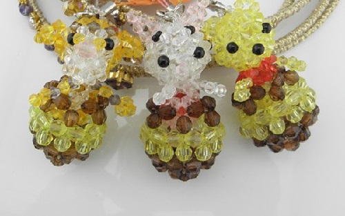 4月21日，手工活外發(fā)加工正規(guī)廠(chǎng)家直接發(fā)貨，在家做的手工靈活就業(yè)，在手工之家合作都有什么內(nèi)容，圖為勵(lì)志珠珠繡串珠手工產(chǎn)品剪影