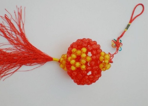 4月22日，在家可以做什么手工掙錢，居家靈活就業(yè)的串珠手工副業(yè)，在手工之家靈活就業(yè)創(chuàng)業(yè)有多自由，圖為勵(lì)志珠珠繡串珠手工產(chǎn)品剪影