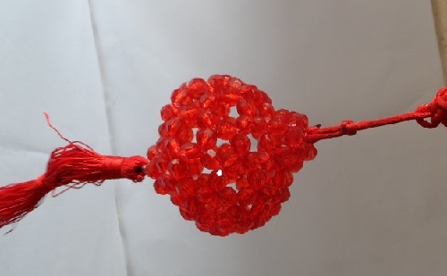 4月22日，在家可以做什么手工掙錢，居家靈活就業(yè)的串珠手工副業(yè)，在手工之家靈活就業(yè)創(chuàng)業(yè)有多自由，圖為勵(lì)志珠珠繡串珠手工產(chǎn)品剪影