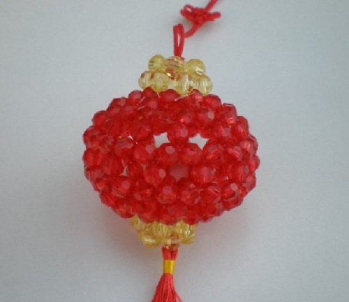 4月22日，在家可以做什么手工掙錢，居家靈活就業(yè)的串珠手工副業(yè)，在手工之家靈活就業(yè)創(chuàng)業(yè)有多自由，圖為勵(lì)志珠珠繡串珠手工產(chǎn)品剪影