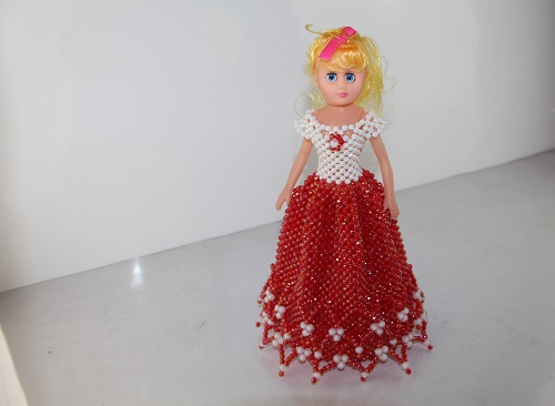 4月24日，手工活150一天在家做串珠可信嗎，手工靈活就業(yè)好選擇，手工之家的創(chuàng)新，都有哪些渠道，圖為勵(lì)志珠珠繡串珠手工產(chǎn)品剪影