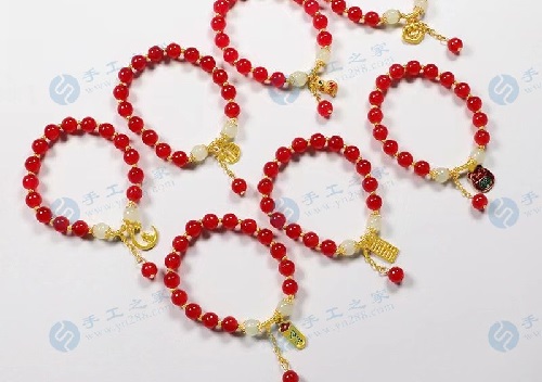 4月25日，在家做兼職的正規(guī)平臺(tái)，與家人一起做的靈活就業(yè)掙錢(qián)的副業(yè)，在手工之家產(chǎn)品為什么選擇多，圖為勵(lì)志珠珠繡串珠手工產(chǎn)品剪影