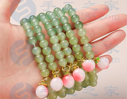 4月25日，在家做兼職的正規(guī)平臺(tái)，與家人一起做的靈活就業(yè)掙錢(qián)的副業(yè)，在手工之家產(chǎn)品為什么選擇多，圖為勵(lì)志珠珠繡串珠手工產(chǎn)品剪影