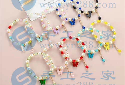 4月25日，在家做兼職的正規(guī)平臺(tái)，與家人一起做的靈活就業(yè)掙錢(qián)的副業(yè)，在手工之家產(chǎn)品為什么選擇多，圖為勵(lì)志珠珠繡串珠手工產(chǎn)品剪影