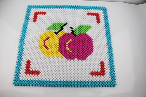 4月26日，外發(fā)加工接單平臺，在家做手工掙錢增收，全面了解手工之家都指什么，圖為勵志珠珠繡串珠手工產(chǎn)品剪影