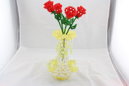 4月27日，在家里做什么可以掙錢又不用多投資，純手工項目受歡迎，手工之家的珠繡串珠項目好做在哪里，圖為勵志珠珠繡串珠手工產(chǎn)品剪影