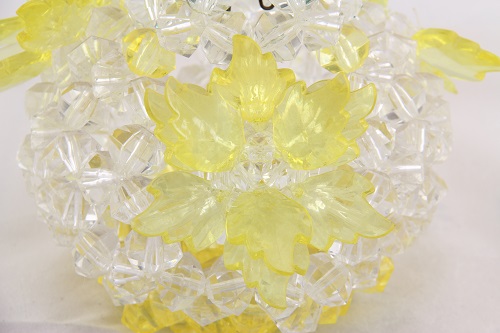 4月27日，在家里做什么可以掙錢又不用多投資，純手工項目受歡迎，手工之家的珠繡串珠項目好做在哪里，圖為勵志珠珠繡串珠手工產(chǎn)品剪影